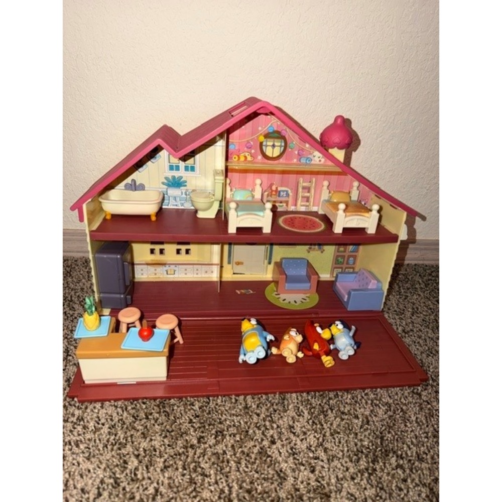 Bluey Ultimate Lights and Sounds Playhouse Fold Out Toy House with Figures